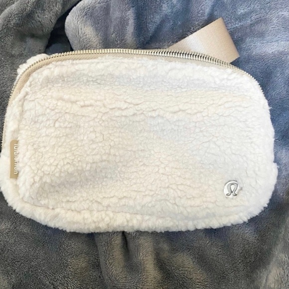NWT authentic Lululemon Fleece Everywhere Belt Bag in Natural Ivory/trench - Picture 2 of 6